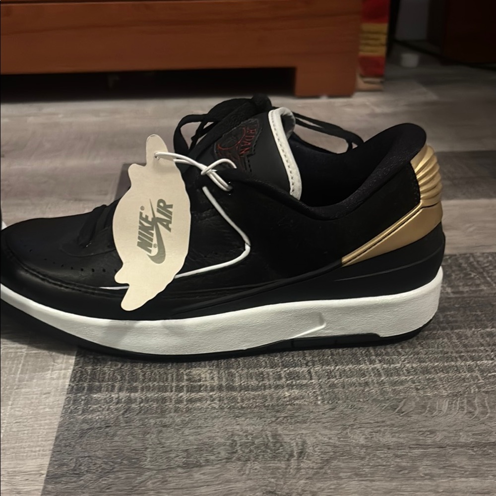 Air Jordan 2 retro Black and White with gold trim in back Sneakers - Picture 3 of 8